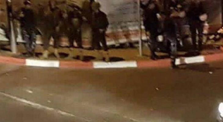 محدث بالصور: الضفة تنتفض.. مواجهات عنيفة بين شبان وعناصر الأمن في نابلس ورام الله