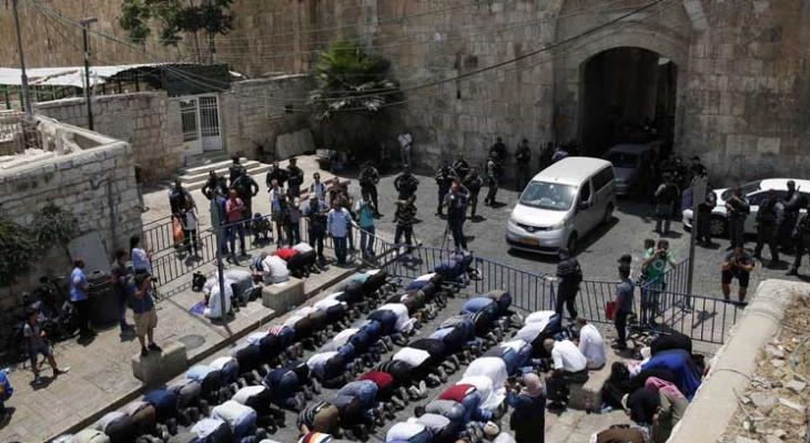 مئات المقدسيين يؤدون صلاة الظهر أمام مداخل المسجد الأقصى 