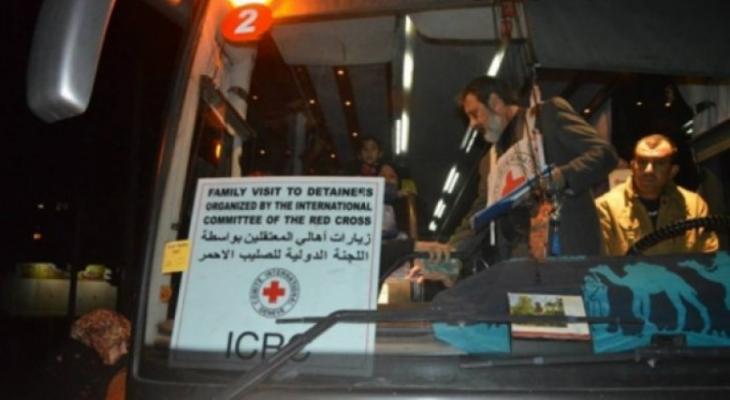 أهالي أسرى غزة يتوجهون لزيارة أبنائهم في سجن "رامون"