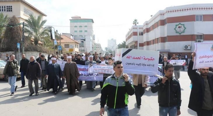 بالصور: موظفو "حماس" يُشيّعون حكومة الحمد الله في نعش جاب شوارع غزة