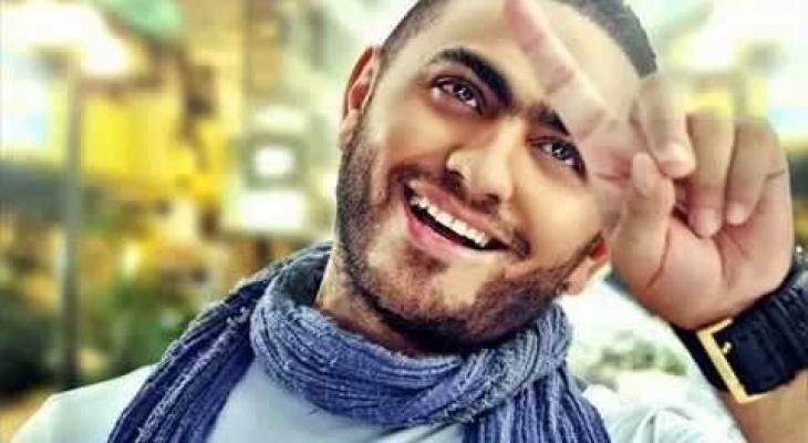 بالفيديو : مفاجأة غريبة من تامر حسني لجمهوره!