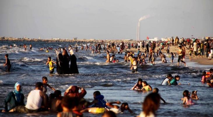 تلوث بيئي خطير يهدد حياة المصطافين على شاطئ بحر غزة