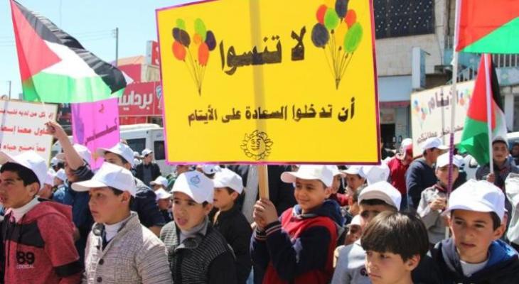 مسيرة تضامنية بمناسبة يوم "اليتيم" العربي بالخليل