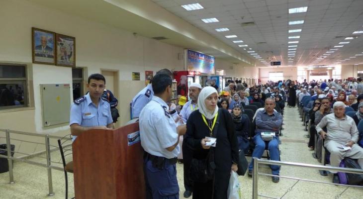 الاحتلال يمنع 4 مواطنين من السفر عبر "الكرامة"