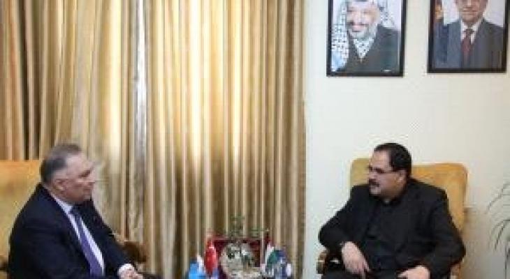 الوزير صيدم يبحث مواضيع تربوية مع السفير التركي.jpg