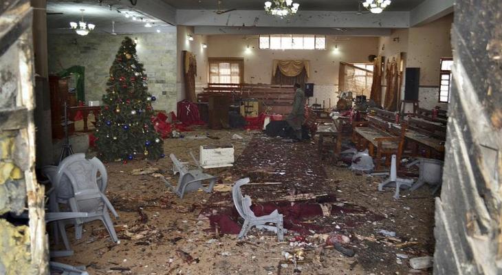 بالصور: مقتل خمسة أشخاص وإصابة آخرين إثر هجوم على كنيسة جنوب غرب باكستان