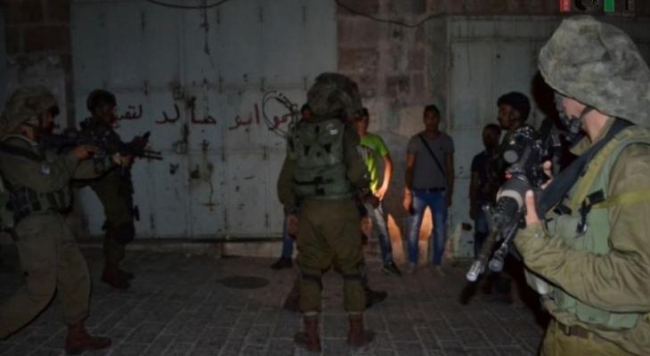 قوات الاحتلال تشن حملة اعتقالات ومداهمات في أنحاء الضفة 