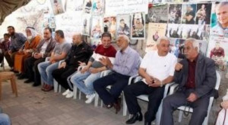 تونس ساسة تونسيون يزورون خيمة التضامن مع الأسرى.jpg