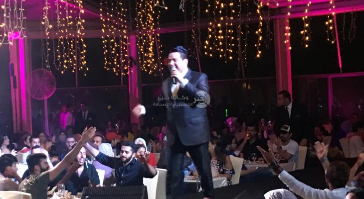 بالصور: حاتم العراقي يبحر بين قديمه وجديده في حفله الجماهيري بالقاهرة