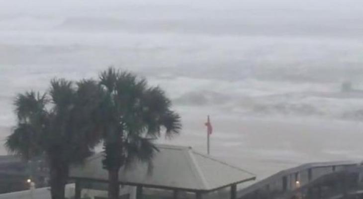 الإعصار "نيت" يضرب ساحل الخليج الأمريكي