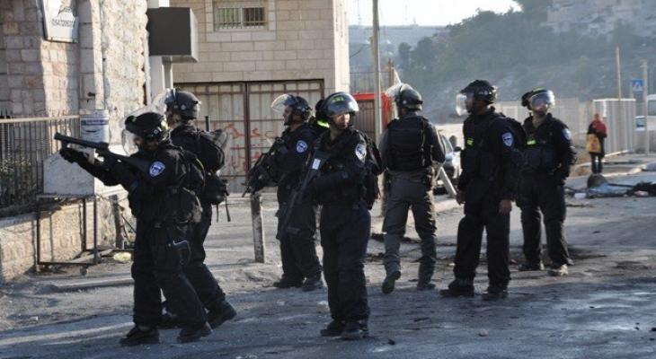 بالصور: مواجهات عنيفة بين الشبان وقوت الاحتلال في مخيم شعفاط بالقدس