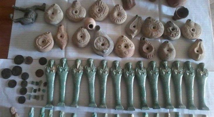 إلقاء القبض على تاجر بحوزته 300 قطعة أثرية بالخليل.jpg