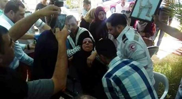 إغماء والدة الأسير بني عودة بعد إضرابها عن الطعام لليوم الثالث