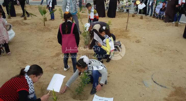 بمناسبة يوم الأرض.. زرع 200 شتلة تحمل أسماء شهداء في شوارع غزة