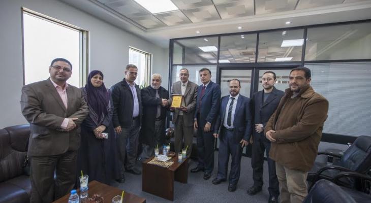 ديوان الموظفين العام يكرم الكلية الجامعية بغزة
