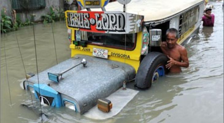 مقتل 94 شخصاً جراء انهيارات أرضية وفيضانات في الهند والنيبال.jpg