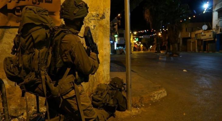 جيش الاحتلال يزعم العثور على سلاح من نوع "ماغ " في منزل بالخليل