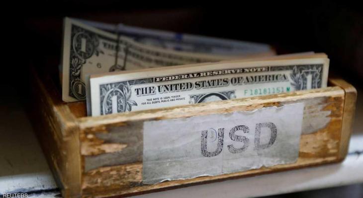 الدولار يهبط وتراجع في العائدات الأميركية
