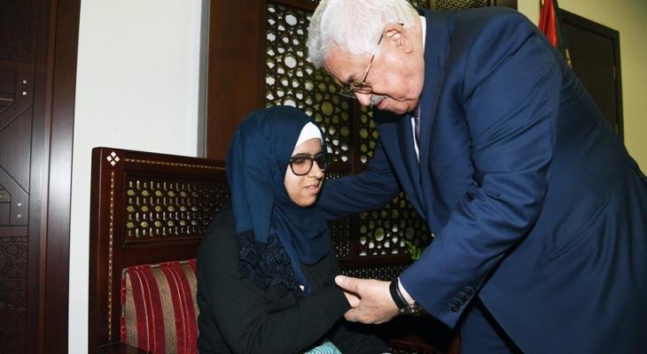 الرئيس يستقبل الطالبة الكفيفة "عدن" بمقر الرئاسة في رام الله