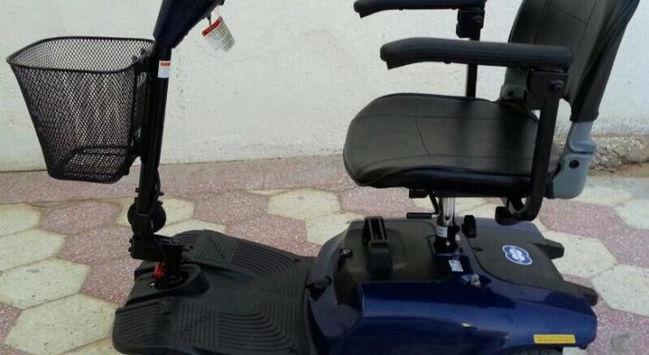 غنام تقدم كرسيين كهربائيين لمواطنين من ذوي الاحتياجات الخاصة في جنين.jpg