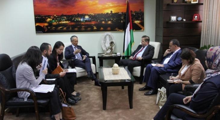 وزير الصحة يبحث تنفيذ مشروع الألواح الشمسية لمستشفيات غزة