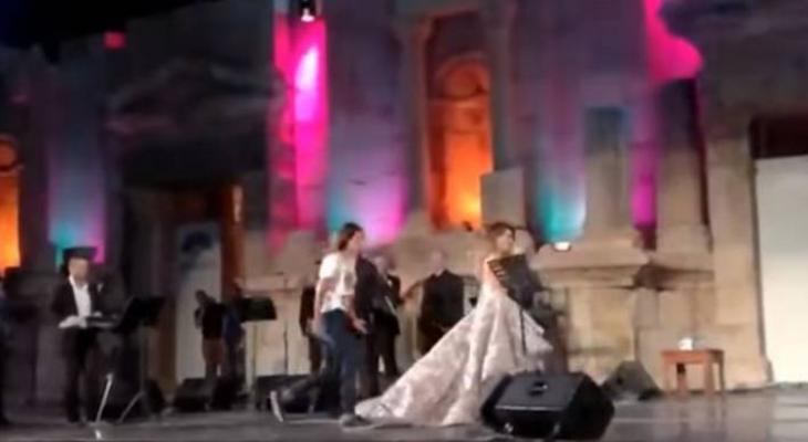 بالفيديو : معجبة هيستيرية تقتحم مسرح جرش وما فعلته مع نوال الزغبي لا يصدق!