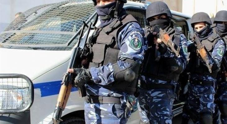 شرطة نابلس تُلقي القبض على مطلوب للعدالة 