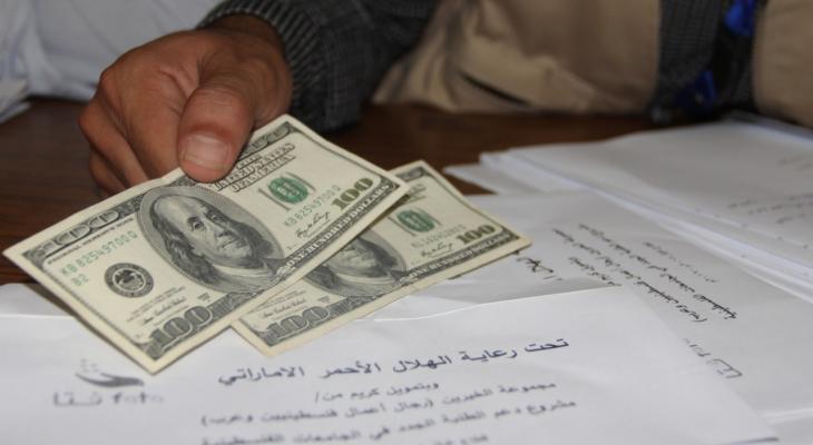 بالصور: مركز "فتا" يصرف مساعدة مالية لطلبة الجامعات في غزّة