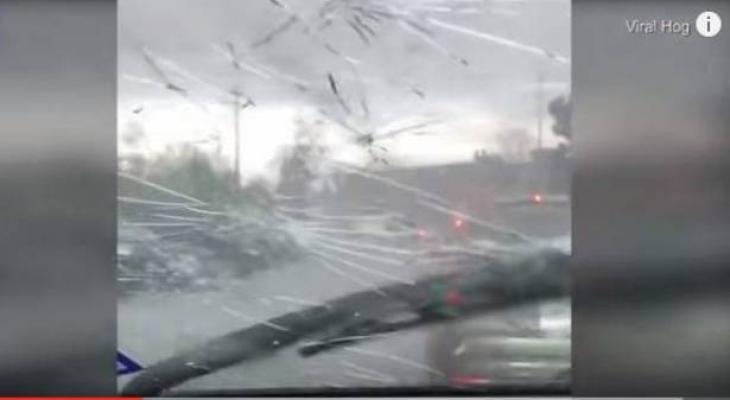 بالفيديو: عاصفة من البَرَد تحتجز أطفالا داخل سيارة وتحطم أجزاء منها