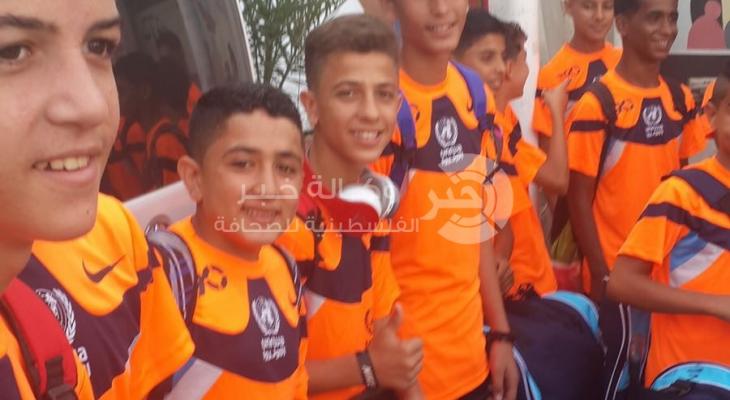 بالصور: فريق ناشئي كرة القدم التابع لـ"الأونروا" يغادر غزة متوجهاً للأردن والدنمارك