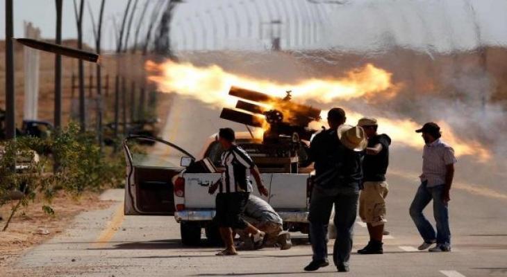 عودة الاشتباكات لطرابلس واستهداف مطار "معيتيقة" بالقذائف