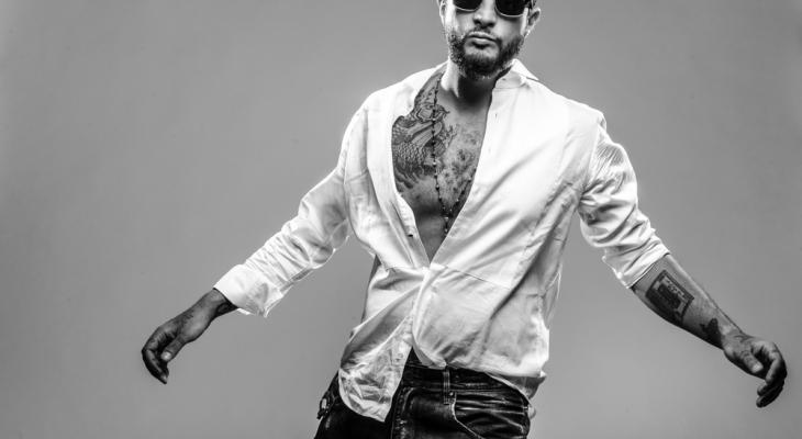 أحمد الفيشاوي يثير الجدل بصورة حب جريئة مع فتاة في ملهى ليلي!