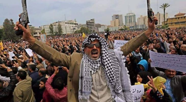 قراءة في المظاهرات الغاضبة والنتائج المتوقعة من الحشود الشعبية لموظفي السلطة بغزة