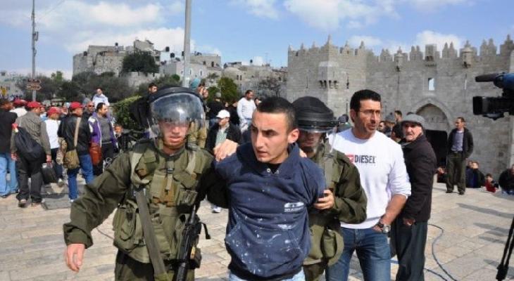الاحتلال يعتقل 20 مقدسياً من مكان عملية الطعن بالقدس