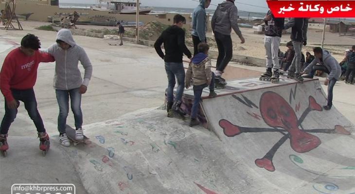 بالفيديو: أطفال غزّيين يمارسون هواية التزلج بمساعدة وفد إيطالي وصل القطاع