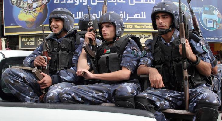الشرطة تقبض على 3 أشخاص يشتبه بهم بإطلاق نار وسرقة في نابلس
