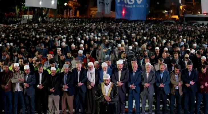بذكرى فتح القسطنطينية.. آلاف الأتراك يصلّون الفجر في ساحة "آيا صوفيا"