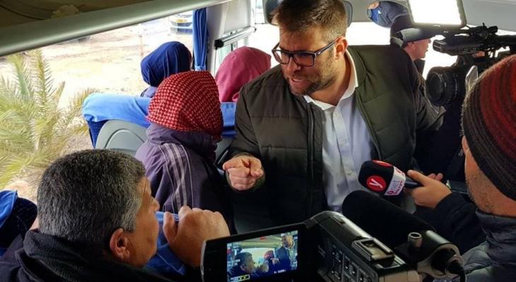 متطرف إسرائيلي يهاجم حافلة أمهات أسرى قطاع غزة