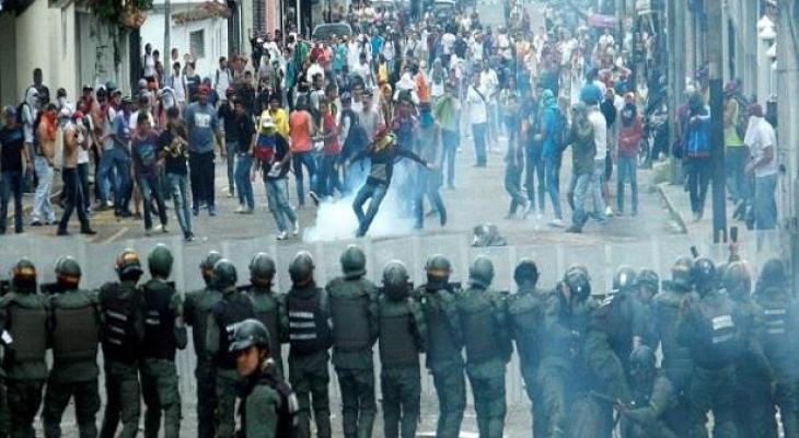 إصابة أكثر من 100 شخص خلال مواجهات بين معارضين وشرطة فنزويلا