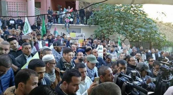 بالصور: شوارع "الجلفة" بالجزائر يجوبها مسيرات الغضب رفضاً لقرار ترامب 