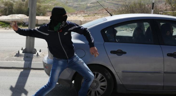 رشق مركبة إسرائيلية بالحجارة في رام الله.jpg