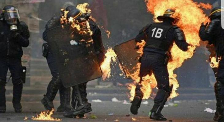 بالصور: حرق أحد أفراد الشرطة الفرنسية خلال مظاهرات يوم العمال بباريس