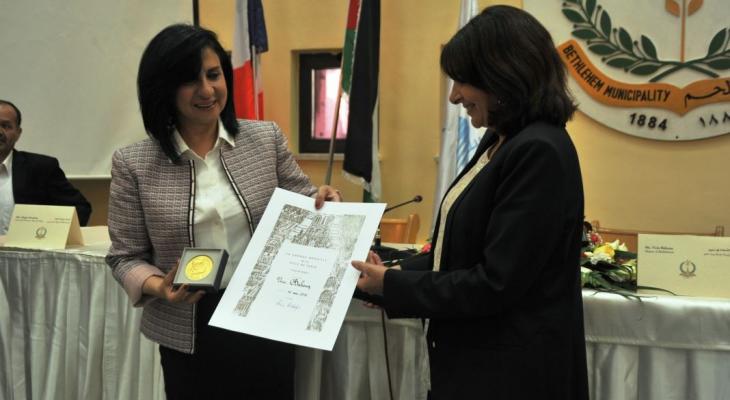 رئيسة بلدية بيت لحم تتسلم جائزة "فرنسية" تكريماً لها عن كتابها