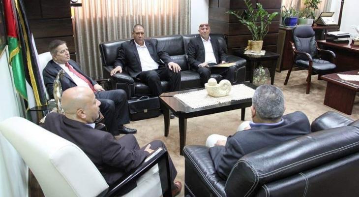 أبو هولي يلتقي وزير الصحة بمكتبه في رام الله