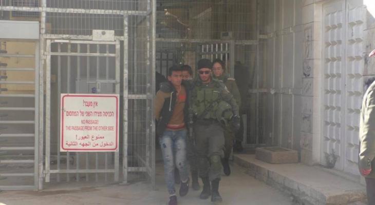 قوات الاحتلال تعتقل طالباً في الخليل.jpg
