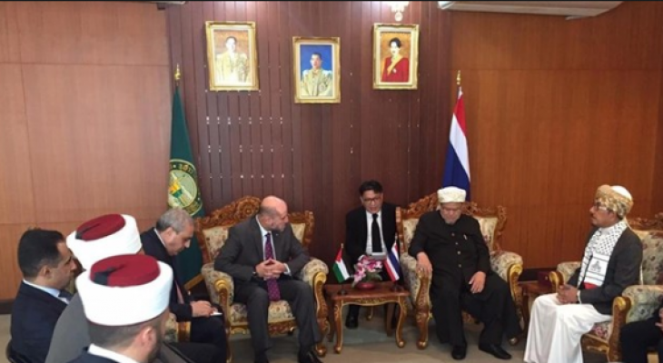 الهباش يدعو رئيس الوزراء التايلاندي إلى زيارة فلسطين خلال لقاءهما في بانكوك.PNG