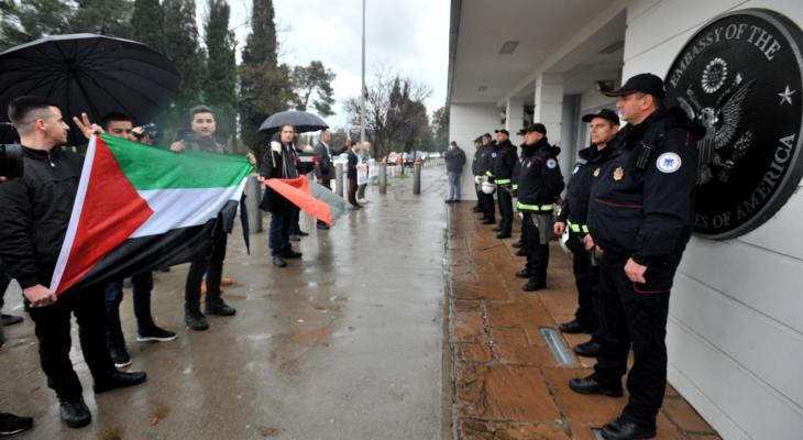 وقفة احتجاجية أمام السفارة الأميركية في "الجبل الأسود"