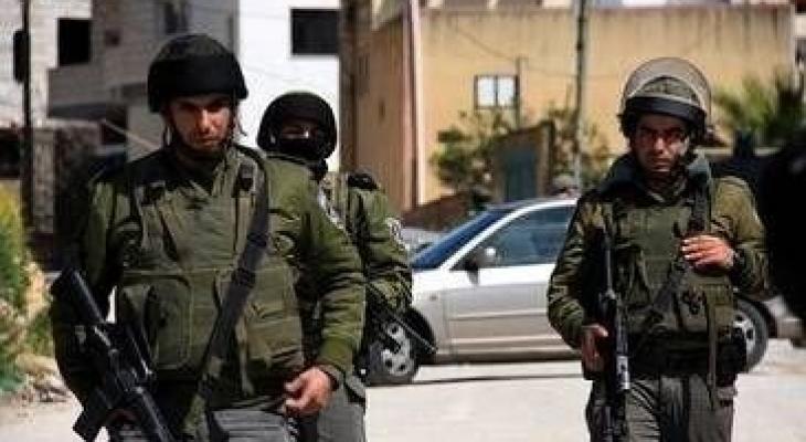 قوات الاحتلال تعقل شابا بعد استدعائه في جنين