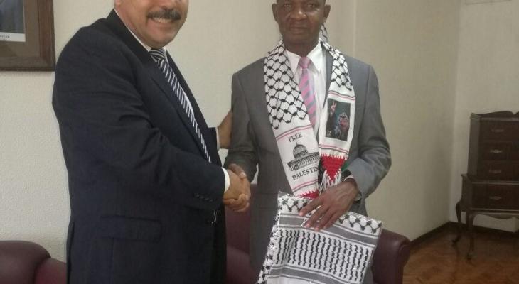 السفير الفلسطيني لدى موزمبيق يلتقي السكرتير العام لحزب "فريليموا"