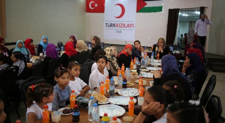 الهلال الأحمر التركي ينظم فعالية إفطار الأيتام بغزة 1.jpg